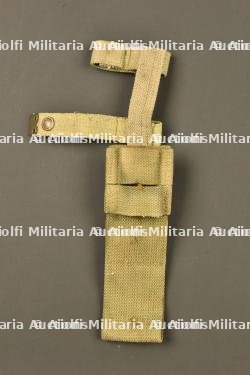 Porte baïonnette anglais en web avec reproduction de porte manche. British webbing bayonet frog with reproduction helve carrier