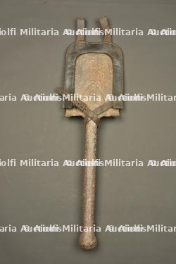 Pelle individuelle allemande entièrement métallique avec étui. All metal German entrenching tool with carrier