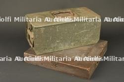 Caisse pour bandes de MG08 et boîte à chiffons de nettoyage. MG08 ammunition belt box and cleaning rag tin.