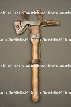 Pic hache allemand Beilpick avec son étui cuir. German Beilpick axe pick with leather carrier — photo 1