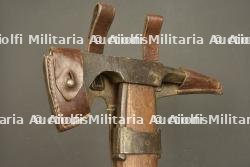 Pic hache allemand Beilpick avec son étui cuir. German Beilpick axe pick with leather carrier — miniature 2