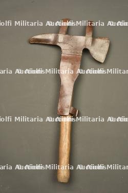 Pic hache allemand Beilpick avec son étui cuir. German Beilpick axe pick with leather carrier — miniature 4