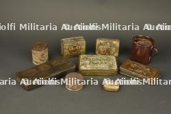 Lot de 8 boîtes anglaises et un quart. Lot of 8 British tins and one mug