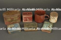 Lot de 6 boîtes anglaises et un quart. Lot of 6 British tins and one mug