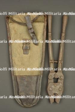 Pince coupante allemande dans son étui en toile. German wire cutters with canvas carrier