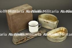 Lot d'équipement anglais gamelle, quart, pince et boite à vivres. Lot of British equipment including mess tin, mug, wire cutters and ration tin