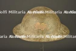 Casque anglais Brodie avec insigne du King's Own Royal Regiment de Lancaster. British Brodie helmet with badge of the King’s Own Royal Regiment of Lancaster