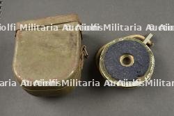 Ecouteur téléphonique allemand dans son étui ersatz en fer. German telephone receiver in its ersatz metal case