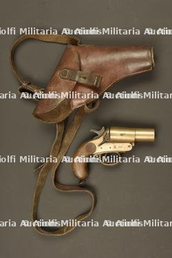 Lance fusée Webley et Scott dans son étui. Webley & Scott flare pistol in its holster