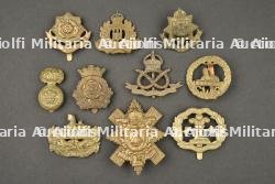 Lot de 10 cap badges anglais d'infanterie modèle economy. Lot of 10 British infantry cap badges, economy pattern