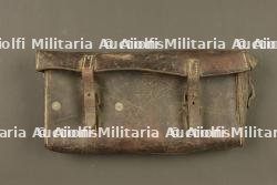 Sacoche cuir pour le trépied de secours de mitrailleuse Vickers. Leather carrying case for the spare tripod of a Vickers machine gun