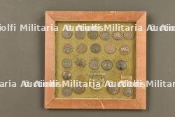 Cadre avec disques de col et insignes américains. Frame with American collar discs and insignia