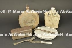 Ensemble de bidons et gamelle US. Group of US canteens and mess tin