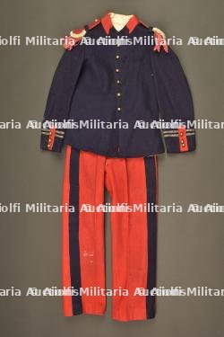Panoplie d'enfant d'un lieutenant de cuirassiers. Child’s cuirassier lieutenant’s dress ensemble.