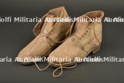Paire de brodequins 1917 troupes coloniales. Pair of 1917 pattern ankle boots, colonial troops.