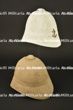 Ensemble de casques pain de sucre. Set of sugar-loaf helmets.