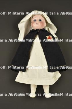 Poupée SFEJ Croix Rouge. SFEJ Red Cross doll.