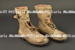 Brodequins à jambières attenantes 1er type. First pattern ankle boots with integrated gaiters.