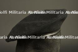 Béret noir trois parties. Three-piece black beret.