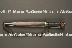 Dague Le commando à dents de scie. Le Commando dagger with sawback blade.