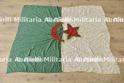 Grand drapeau FLN. Large FLN flag.