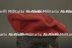 Béret parachutiste trois parties. Three-piece paratrooper beret.