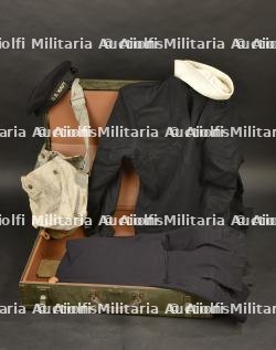 Uniforme et valise de GB Lloyd.