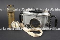 Boîtier d'appareil photo et jauge de profondeur de plongeur russe et container. Russian diver’s underwater camera housing — photo 1