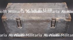 Caisse 3 douilles 15 cm s.F.H.18. Crate for three 15 cm s.F.H.18 cartridge cases.