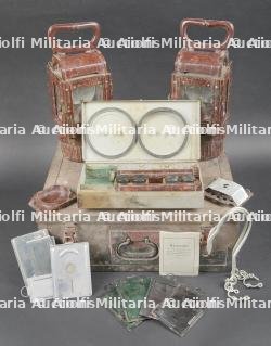 Caisse pour lampe à carbure avec accessoires. Carbide lamp transport case with accessories