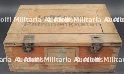 Caisse 1500 cartouches 7,92 mm. Ammunition case for 1,500 rounds of 7.92 mm.