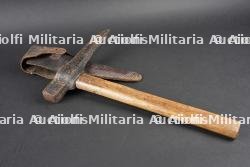 Piochon réglementaire. Entrenching pickaxe, regulation pattern