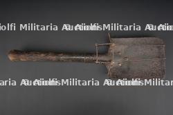 Pelle et porte pelle ersatz. Entrenching shovel with ersatz carrier