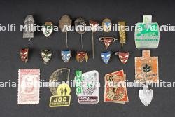 Ensemble d'insignes JOC et divers. Group of JOC badges and miscellaneous items