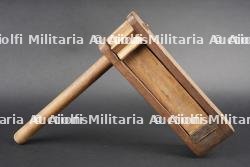 Crécelle anti gaz. Gas alarm rattle