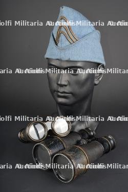 Jumelles et bonnet de police d'officier. Officer’s binoculars and side cap