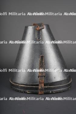 Boite de transport pour casque à pointe d’officier. Transport case for an officer’s pickelhaube