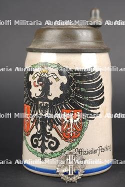 Chope en grès Turnfest Frankfurt am Main 1908 et insigne. Stoneware stein from the Turnfest Frankfurt am Main 1908 with badge