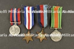 Calots et décorations de la Famille Barrett. — miniature 13