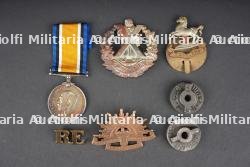 Insignes anglais et médaille. British insignia and medals.