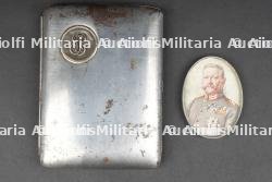 Etui à cigarettes 5 Armee Weihnachten 1916 et miroir de poche Hindenburg. Cigarette case marked 5 Armee Weihnachten 1916 and pocket mirror bearing the likeness of Paul von Hindenburg.
