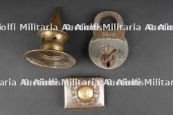 Cadenas patriotique DRGM, boucle de ceinturon et pointe de casque. Patriotic DRGM padlock, belt buckle, and helmet spike.