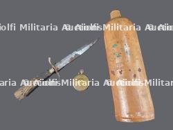 Lot allemand couteau, bouteille et briquet Gott mit Uns. German lot including knife, bottle, and lighter marked Gott mit Uns.