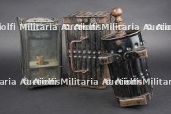 Moulin à café et lanterne allemande. German coffee grinder and lantern.