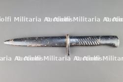Poignard de combat allemand poignée moulée en fer. German combat dagger with cast-iron grip.