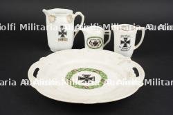 Lot de porcelaines patriotiques à motifs de Croix de Fer. Lot of patriotic porcelain decorated with Iron Cross motifs.