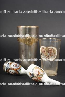 Un verre, une timbale et 2 pipes aux effigies des Kaiser allemand et autrichien. A glass, a beaker, and two pipes bearing the likenesses of the German and Austrian Kaisers.