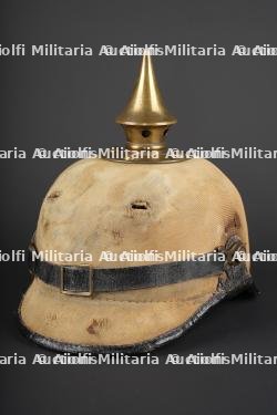 Casque à pointe ersatz en carton recouvert de toile du JR94 de Saxe-Weimar. Ersatz spiked helmet in cardboard covered with cloth, attributed to Infantry Regiment 94 of Saxe-Weimar.