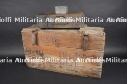 Caisse allemande pour grenades à manche et caisse bande MG. German crate for stick grenades and MG ammunition belt box.