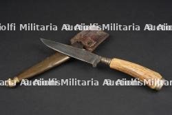 Poignard de combat allemand fourreau laiton articulé. German combat dagger with articulated brass scabbard.